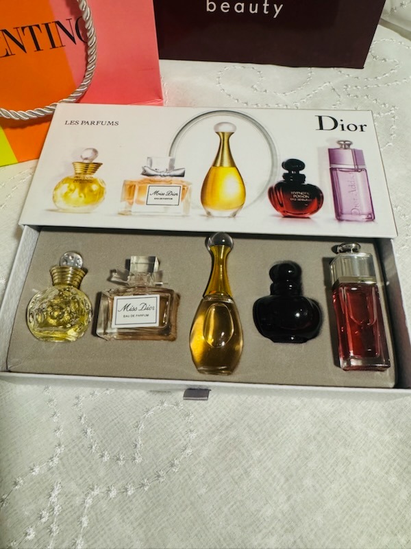 Dior Les Parfums luxury miniature fragrance set featuring five classic Dior perfume bottles in white presentation box