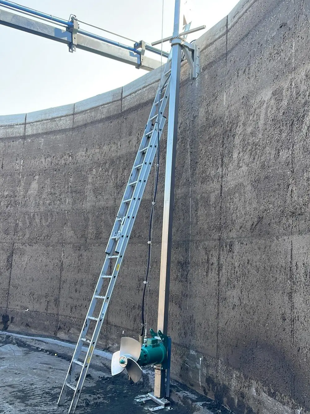 Het plaatsen van een dompelmixer in een mest silo met ladder
