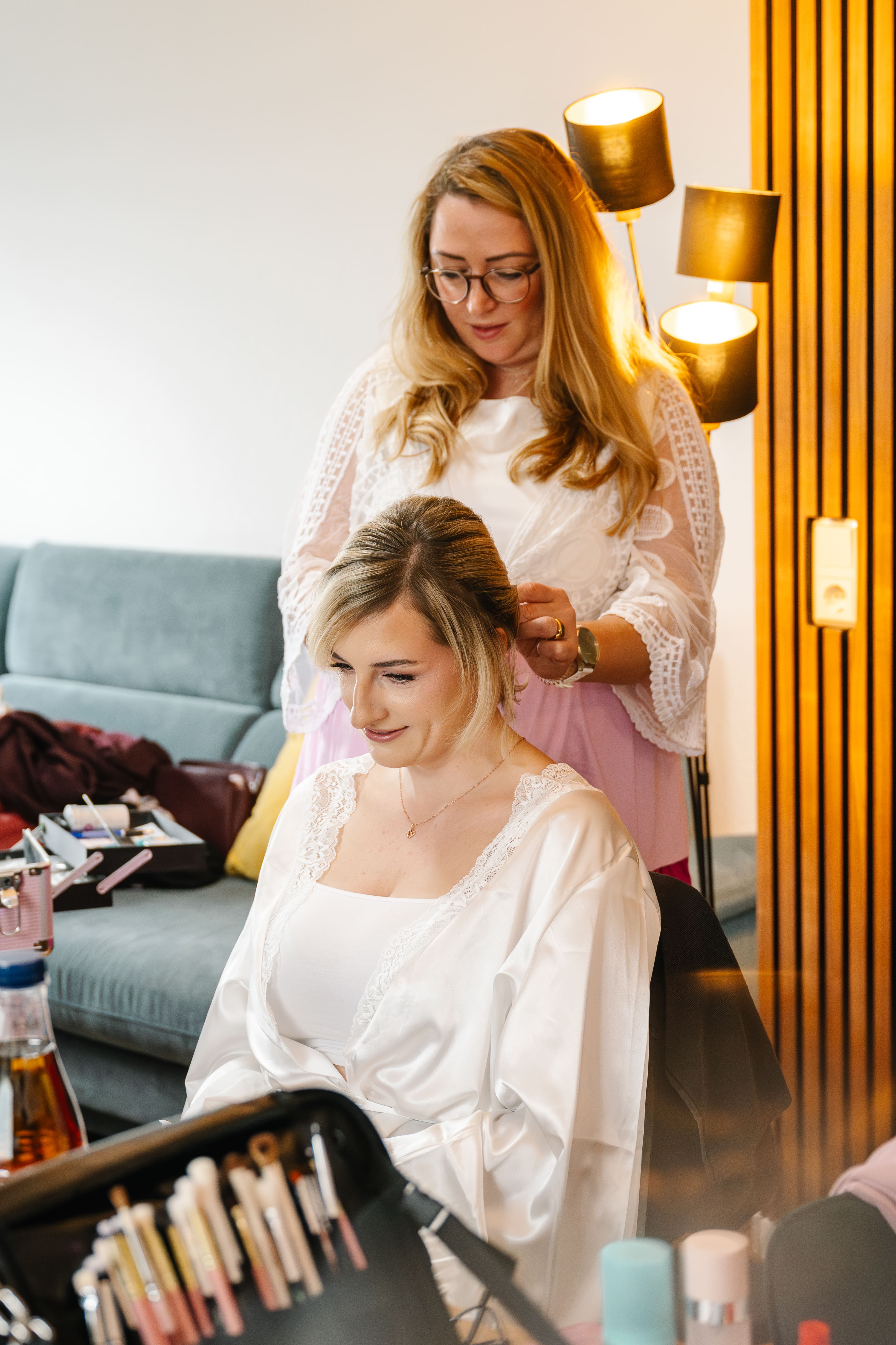 Vorbereitung im Salon – Frisur erstellen in einer warmen Atmosphäre