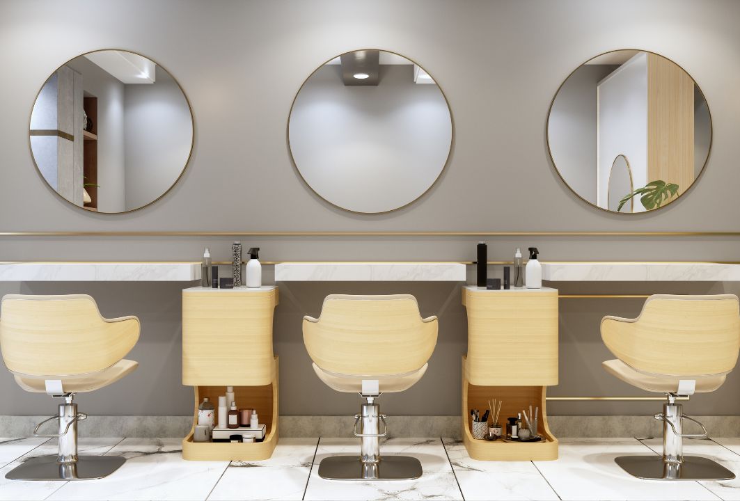 Modernes Salon-Interieur mit runden Spiegeln und hellem Design