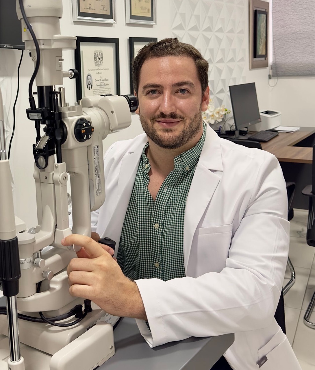 Dr. en consulta oftalmológica