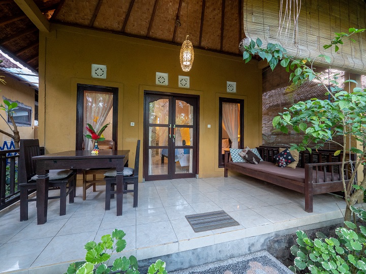 Terraza del bungalow con mesa y banco de madera — Pondok Tirta Homestay Amed Bali