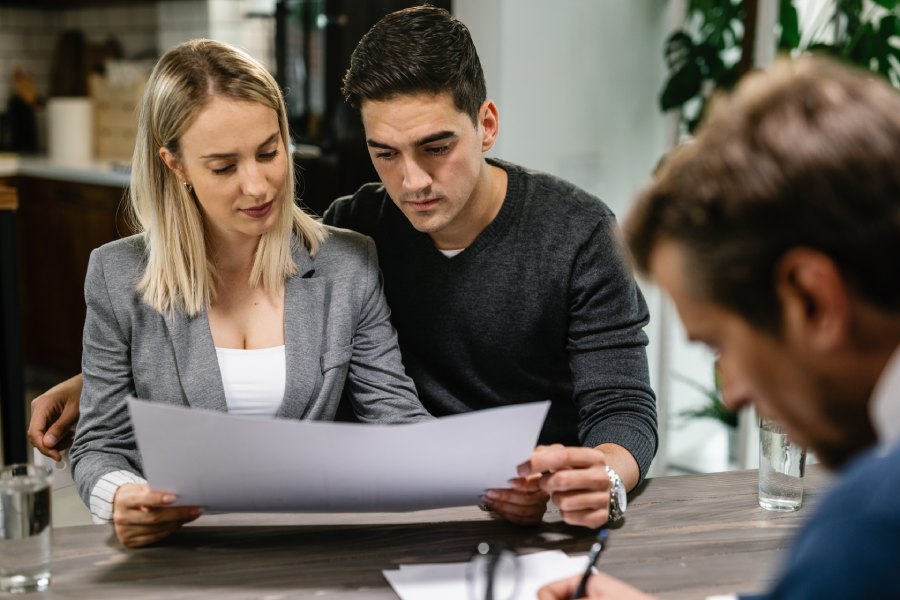 Couple reviewing documents with a licensed bail agent about securing a fast release