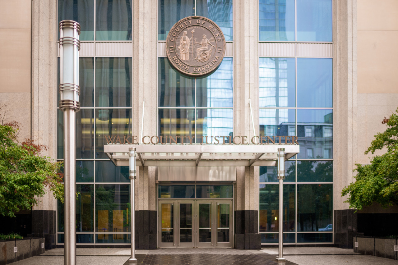 Edificio del Wake County Justice Center con sello oficial y puertas de entrada de cristal