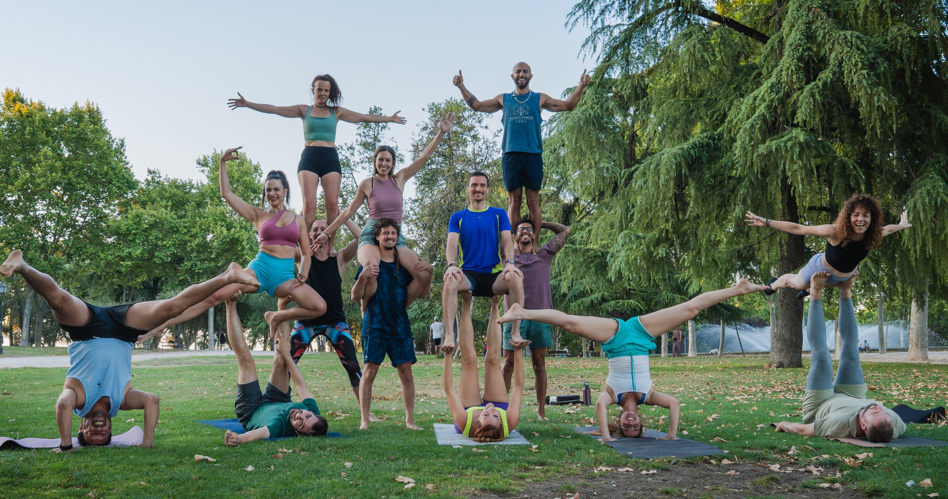 Comunidad Akrobatia — personas practicando acroyoga juntas en un parque