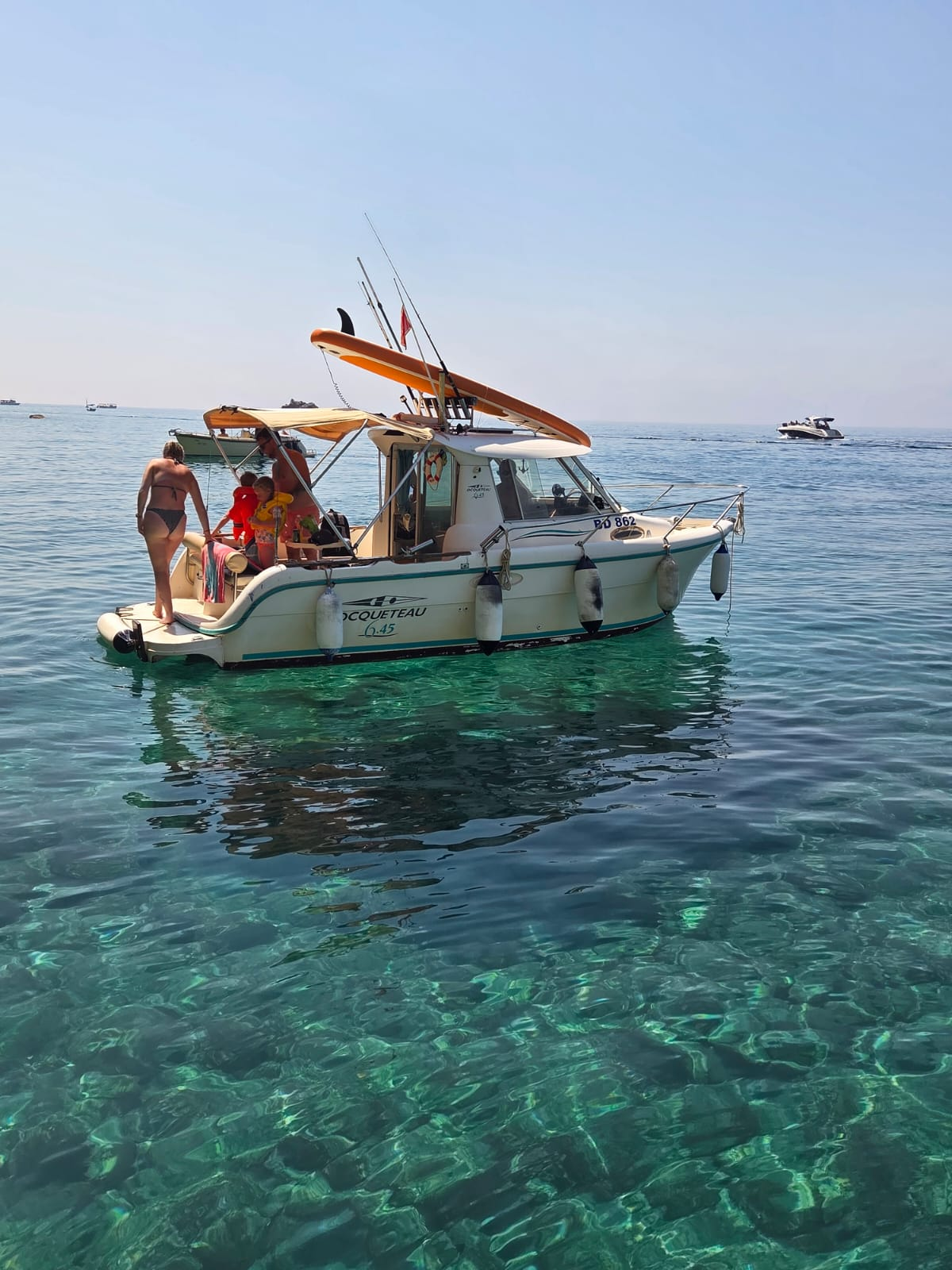 Boat BD 862 with guests in crystal clear turquoise water