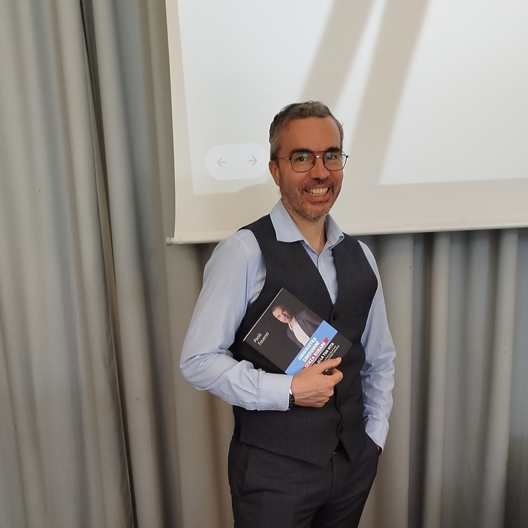 Paolo Traverso con il libro 'Amministra Condomini Senza Rubare Qualità alla Tua Vita'