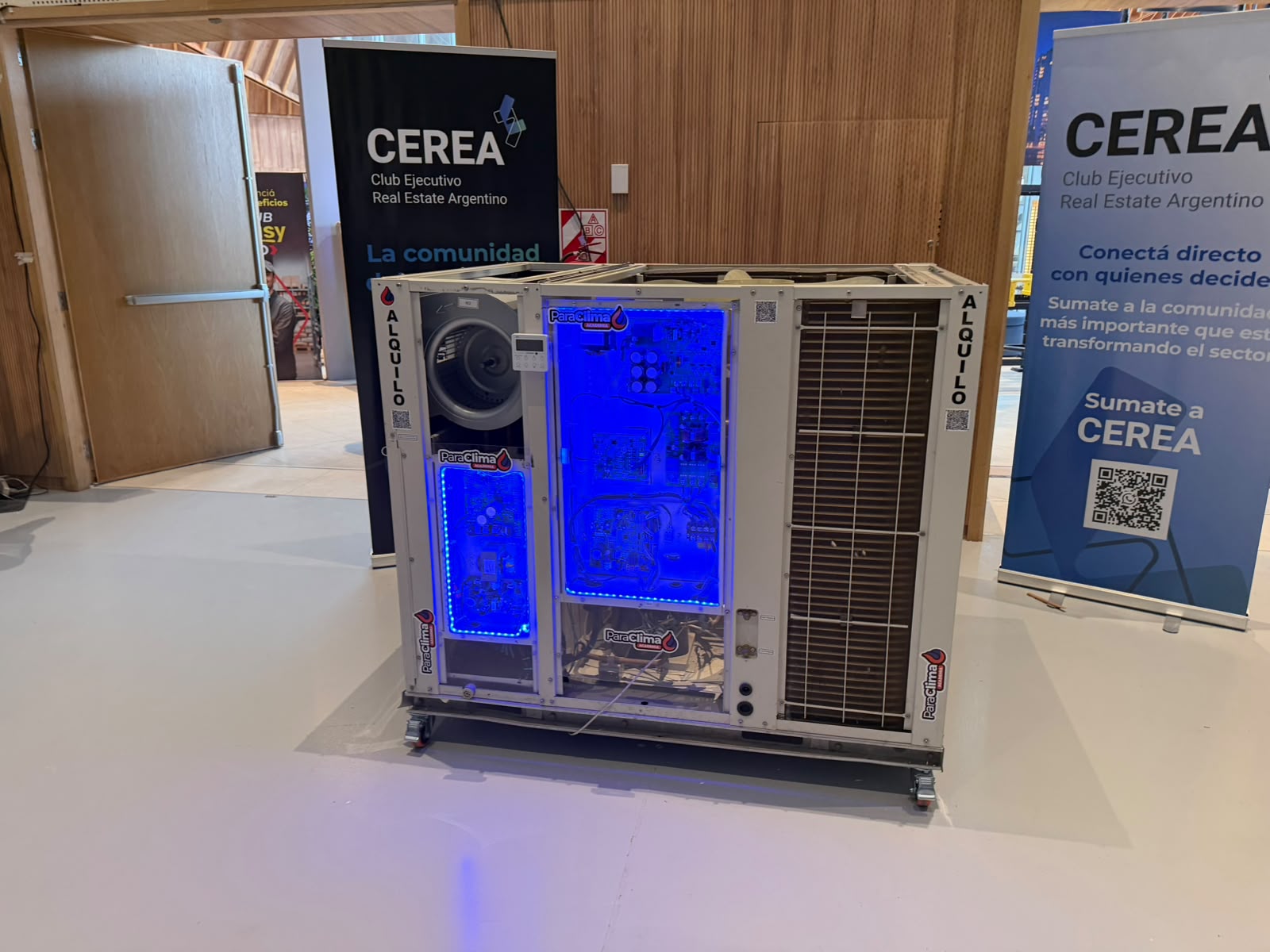 Equipo Rooftop ParaClima ploteado oficial con iluminación técnica en evento CEREA
