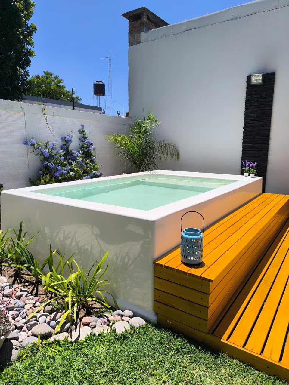 Pileta en altura con deck de madera instalado por ParaClima