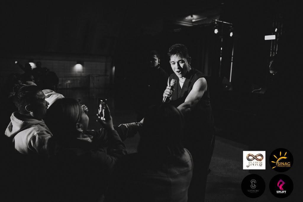 Gary V reaching down from the stage to connect intimately with enthusiastic fans singing along in the front row.