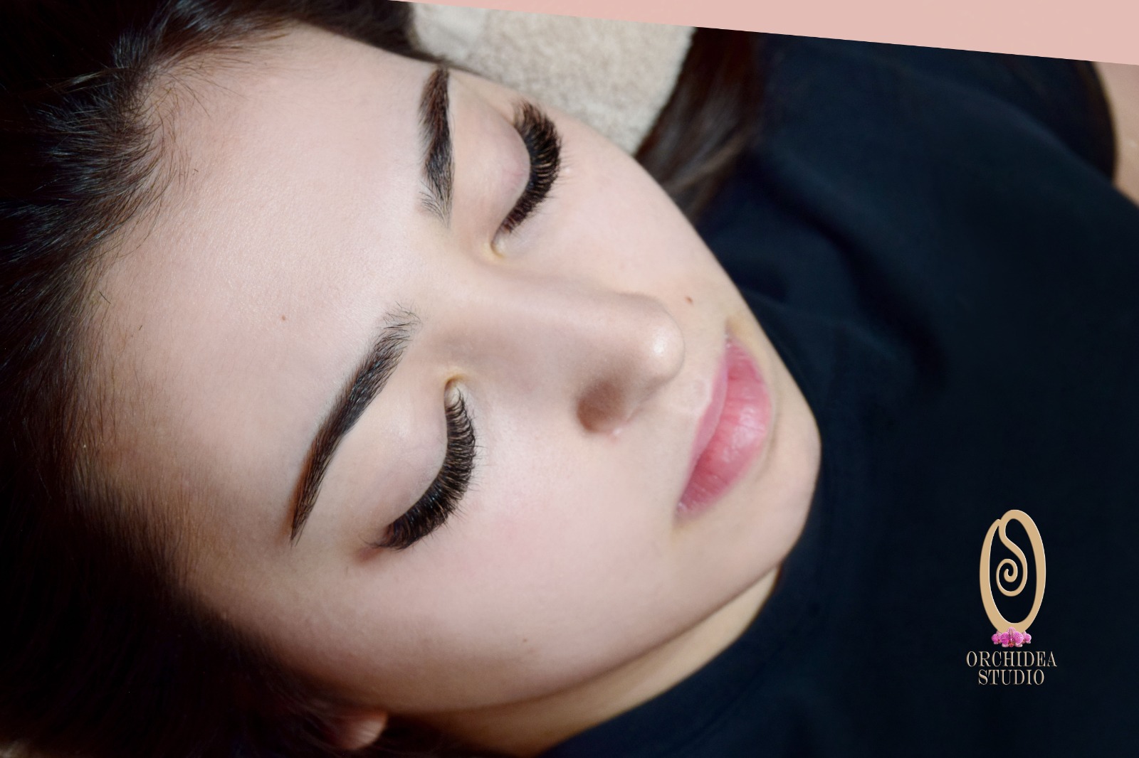Szemöldök tetoválás + volume szempilla — finom microblading vonalak, dús pillák