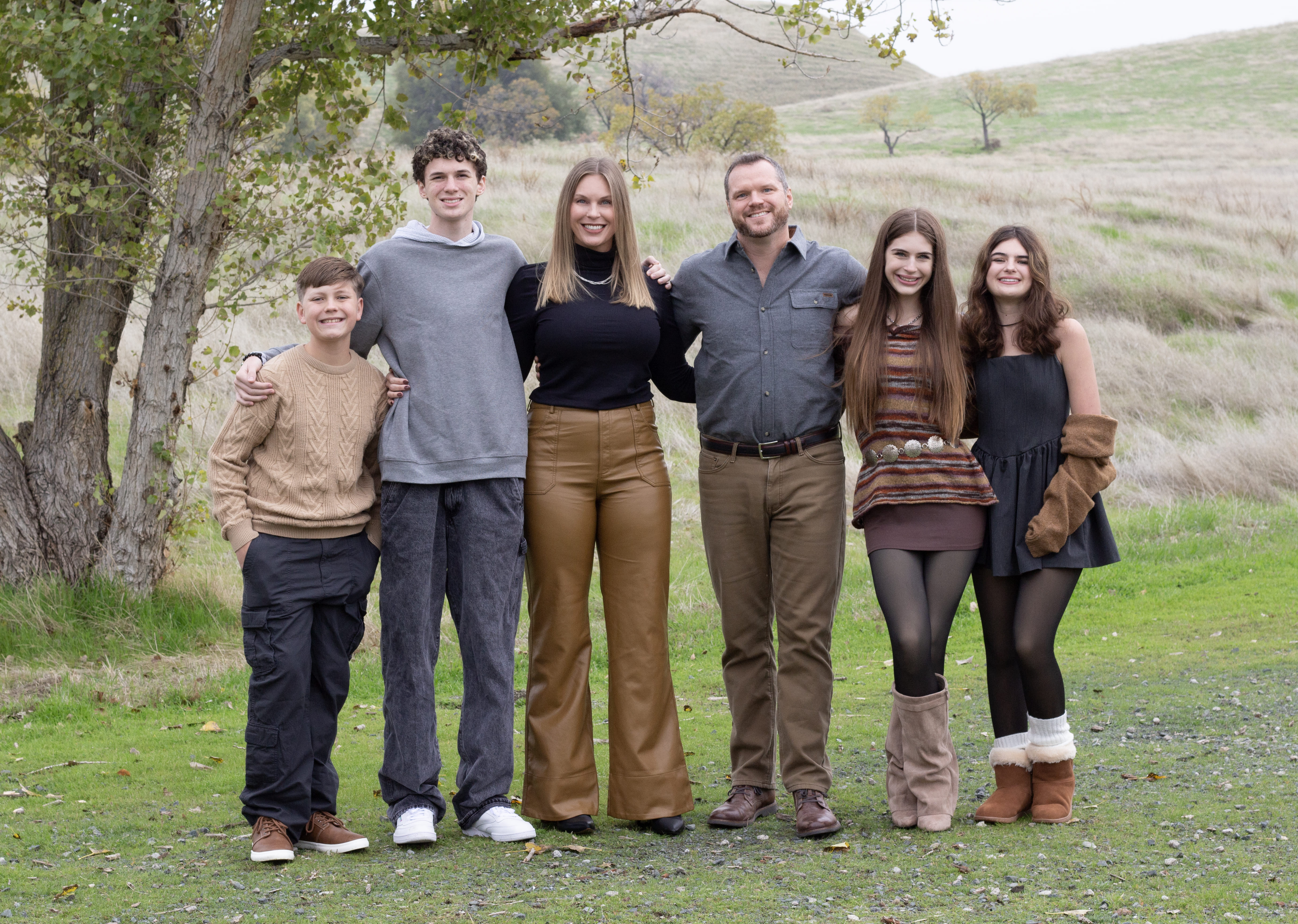Large family of seven group portrait by Brooke Lazzarini