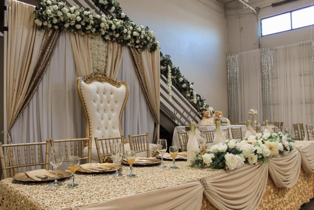 Arcoíris Reception Center Elegant Gold & Ivory Setup