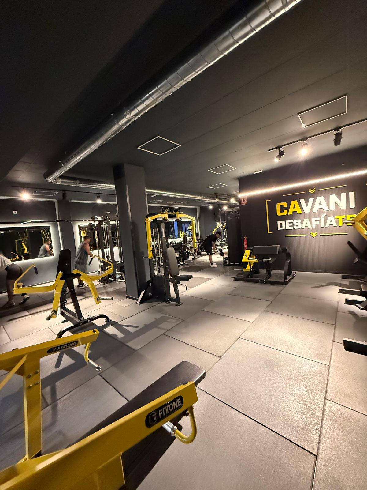 Interior de Gimnasio Cavani con zona de musculación