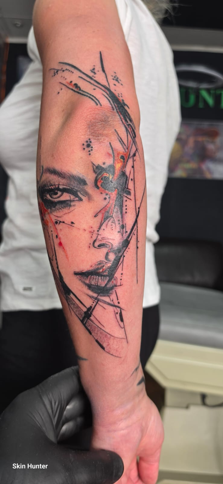 Abstract-Tattoo mit fließenden Formen und experimenteller Komposition, Skin Hunter Paderborn