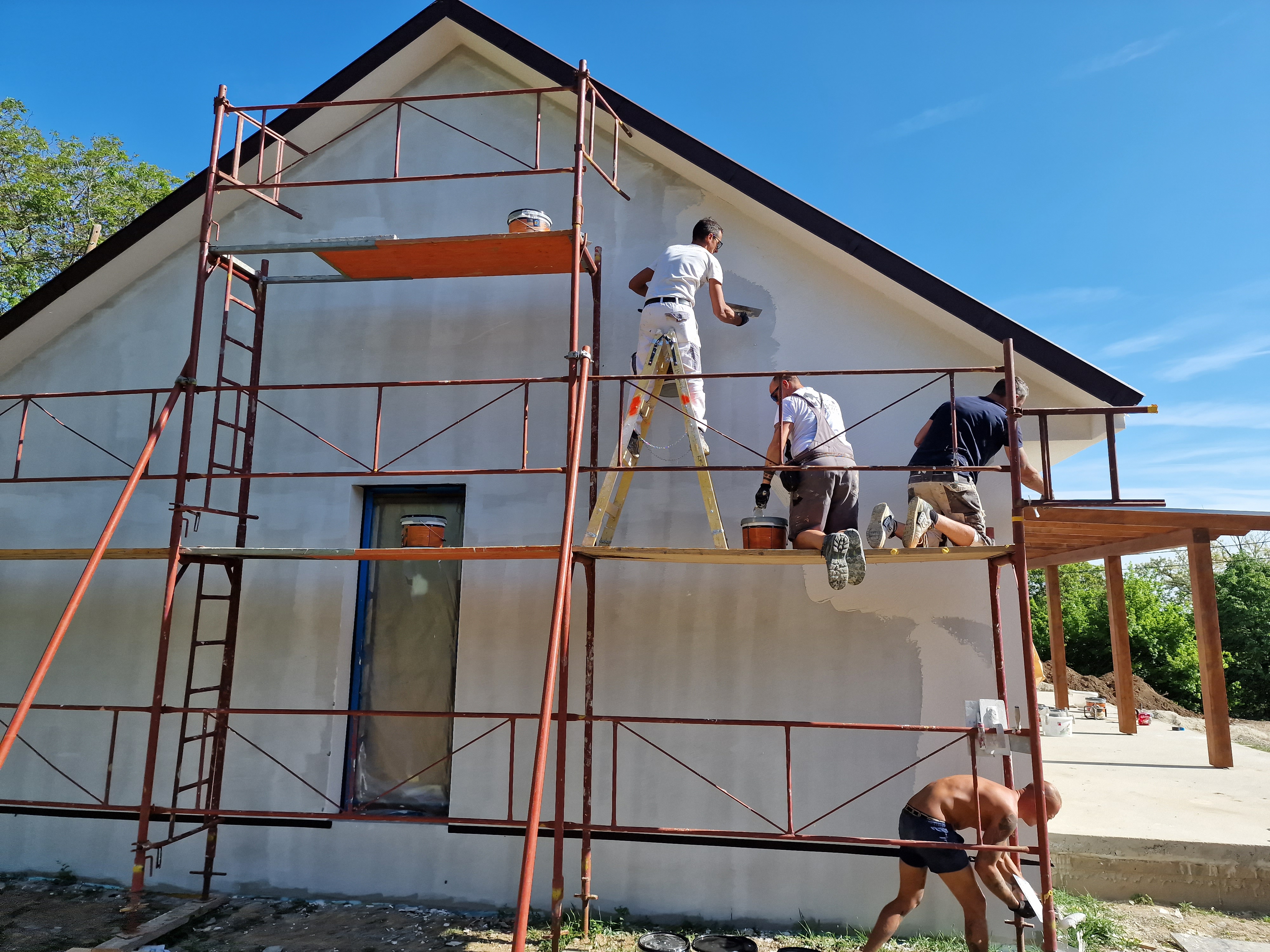 Homlokzati állványozás és kivitelezési munka folyamatban