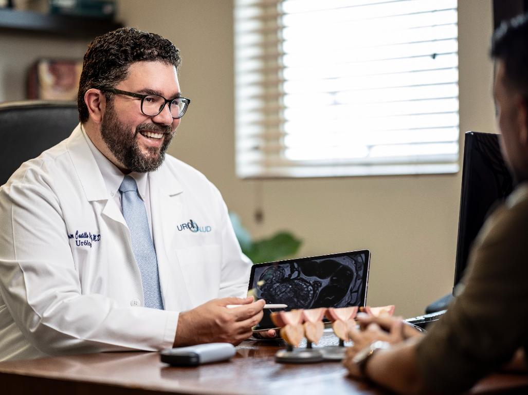 Dr. Javier Castillo Ortiz, urólogo en Ponce, Puerto Rico