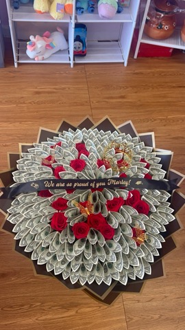 Luxury money rose bouquet with red Ecuadorian roses
