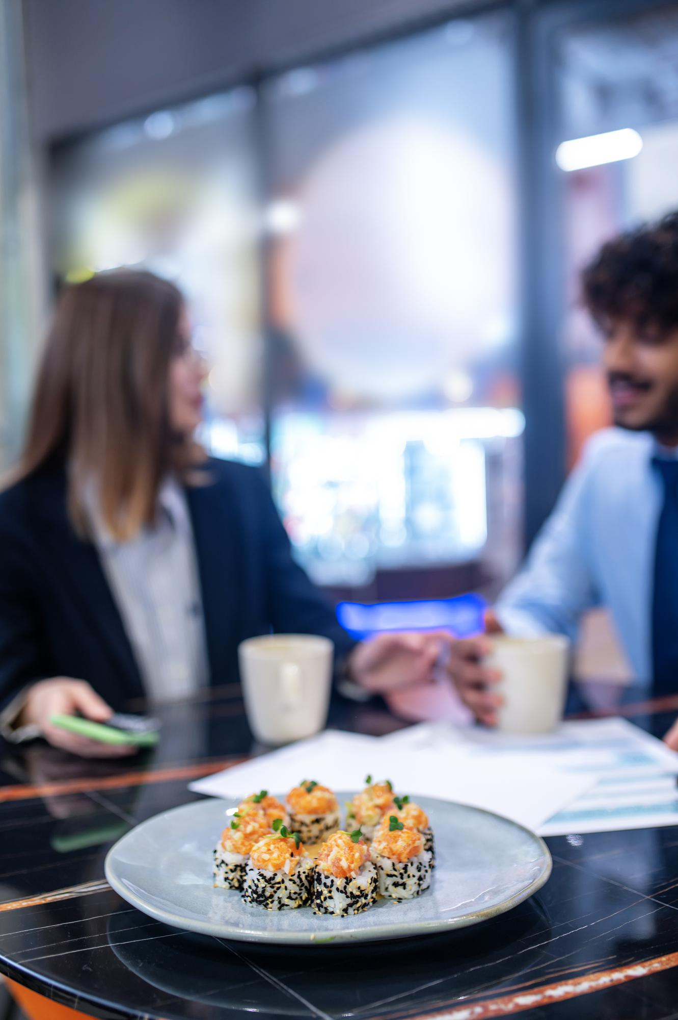 Reunião de negócios durante almoço com sushi