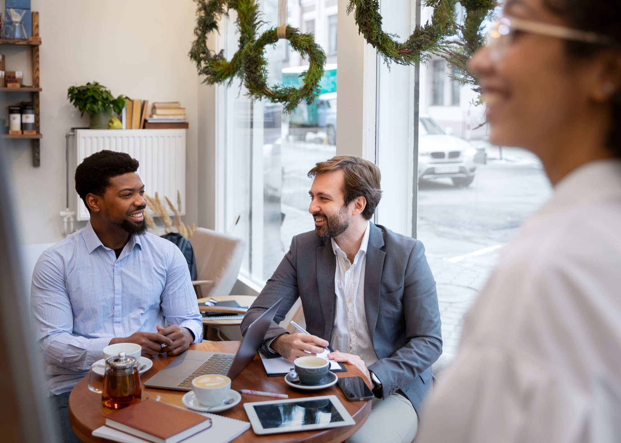Dois executivos em reunião amigável em um ambiente de café/restaurante