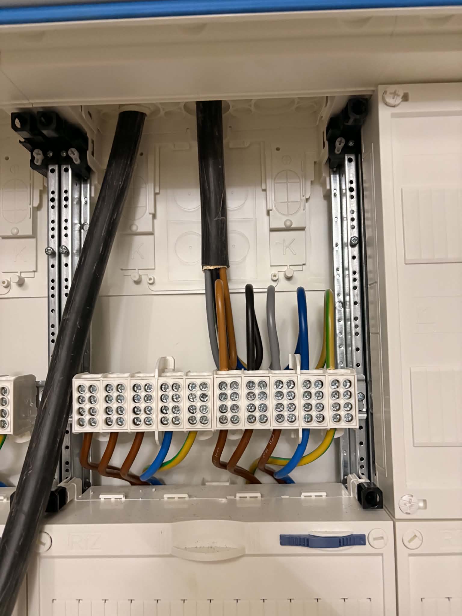 Klemmleiste mit ordentlicher Verdrahtung von ELT.MTN Elektrotechnik