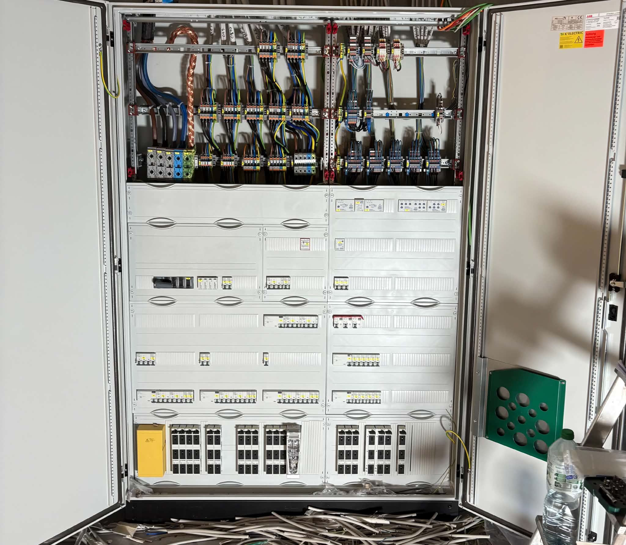 Professionell verdrahteter industrieller Verteilerschrank von ELT.MTN Elektrotechnik