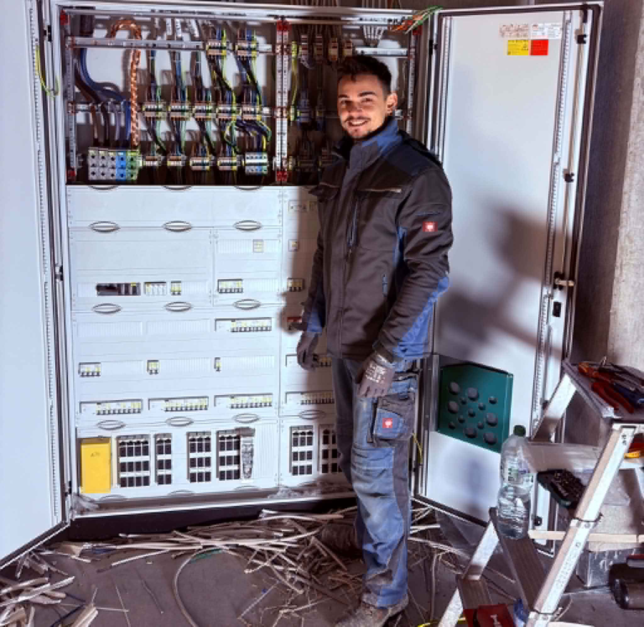 Mazilu Theodor Narcis von ELT.MTN Elektrotechnik bei der Arbeit an einem Verteilerschrank