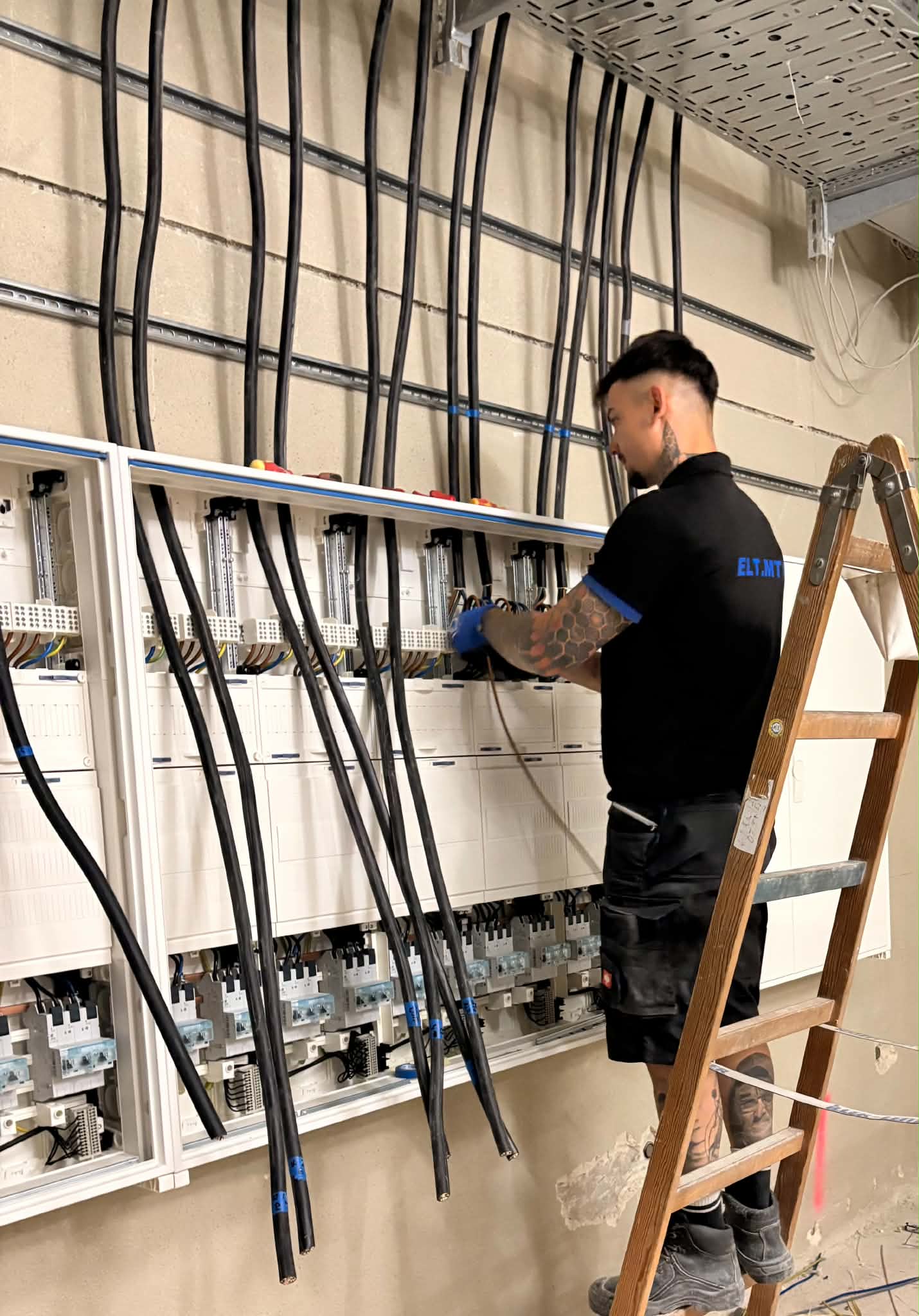 Mazilu Theodor Narcis von ELT.MTN Elektrotechnik bei der Arbeit an einem Verteilerschrank