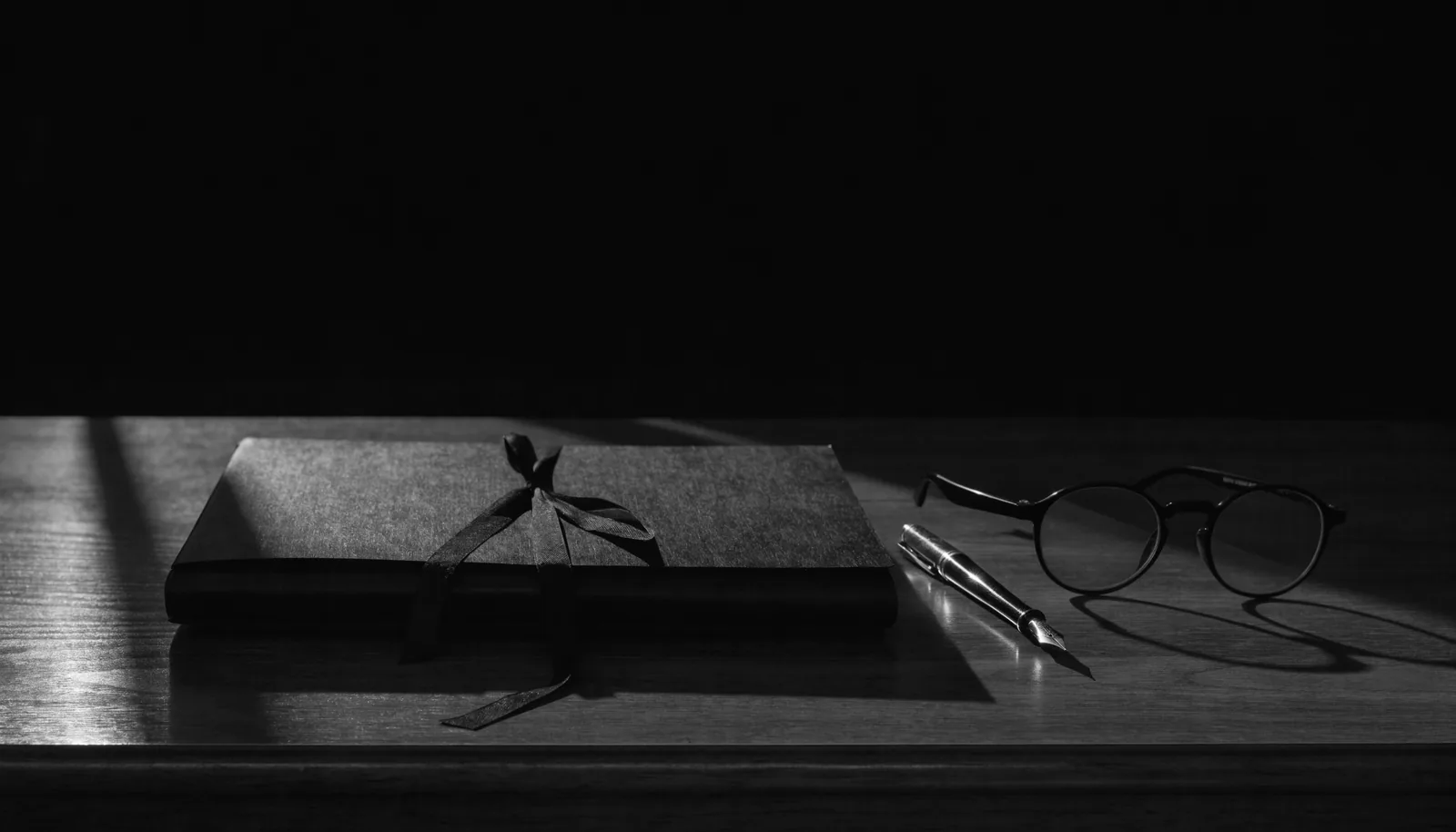 Carpeta de investigación cerrada sobre un escritorio oscuro