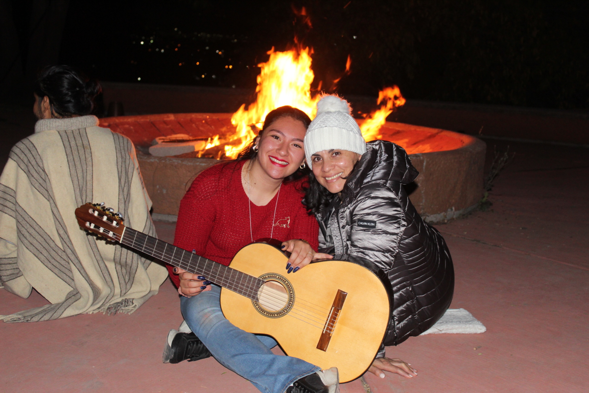 Música y fogata bajo las estrellas 🎸🔥