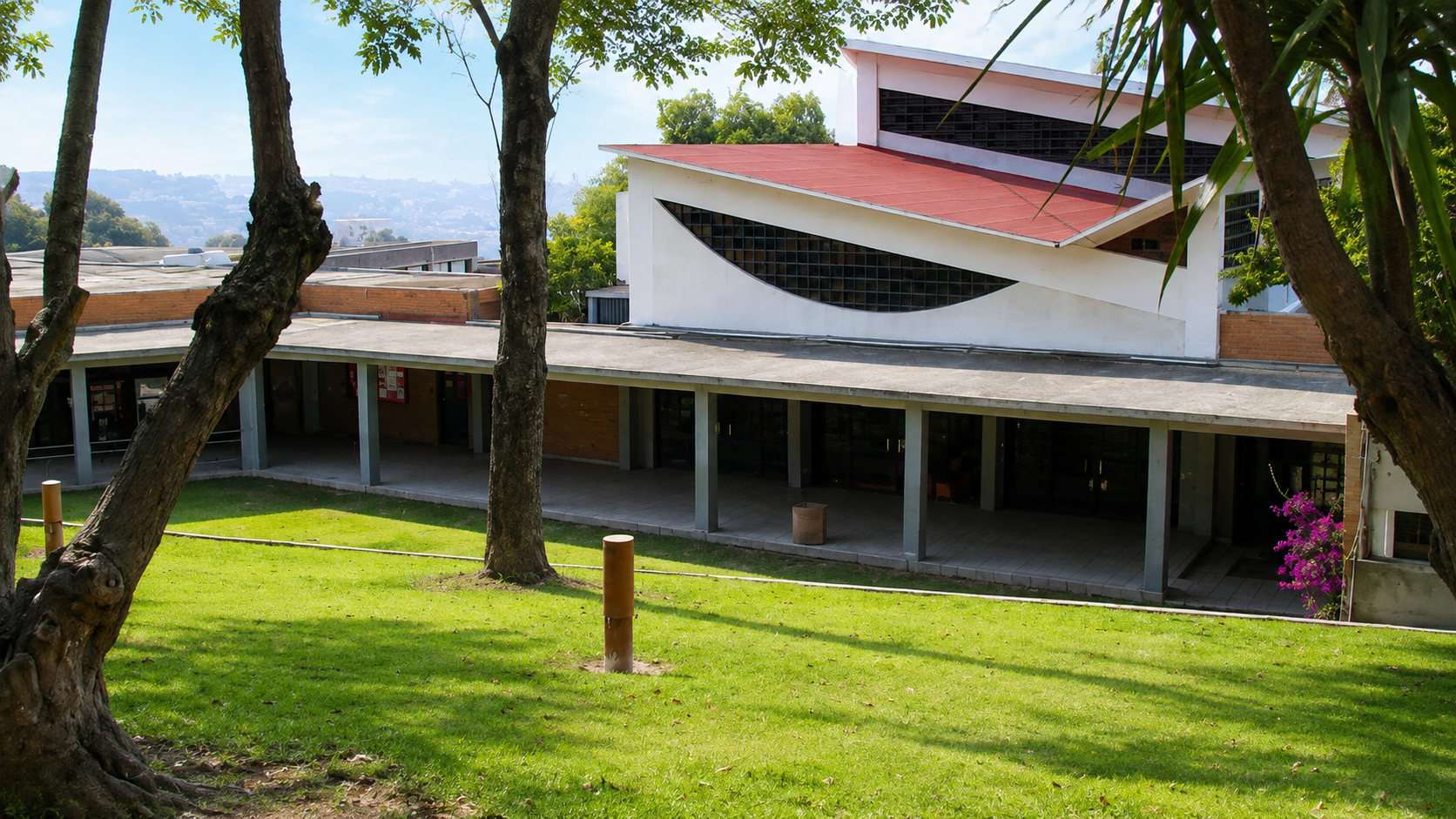 Edificio Principal con Jardín