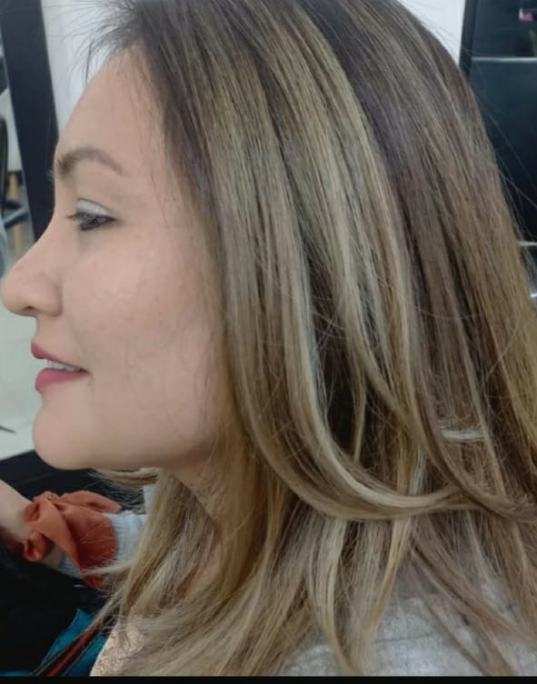 Balayage suave de tono miel con dimensión natural