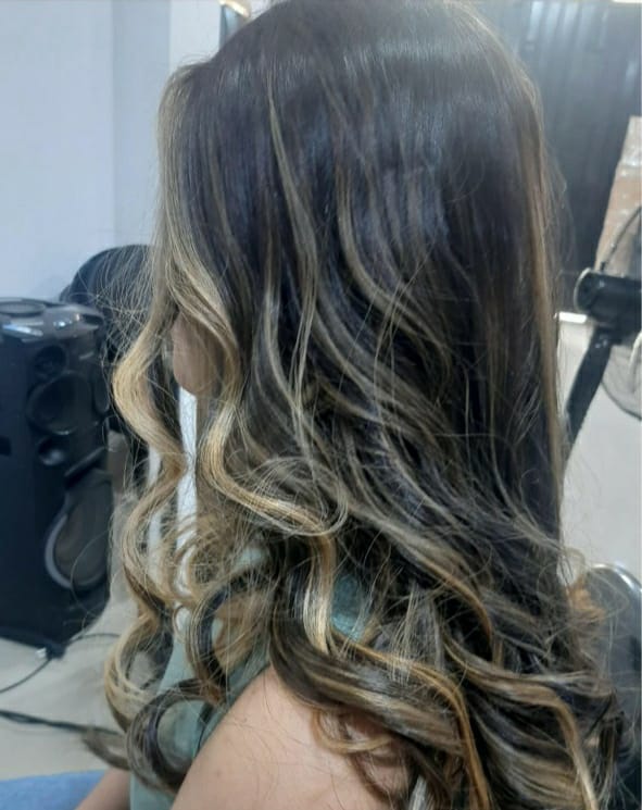 Ondas voluminosas con mechas balayage de caramelo