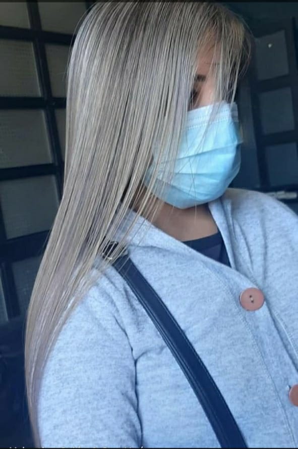 Platino plateado de tono frío con acabado liso