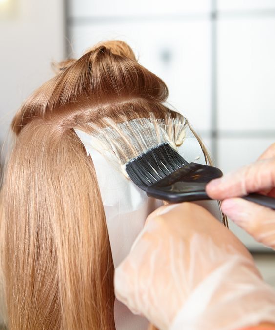 Técnica experta de color con pintura de balayage de precisión