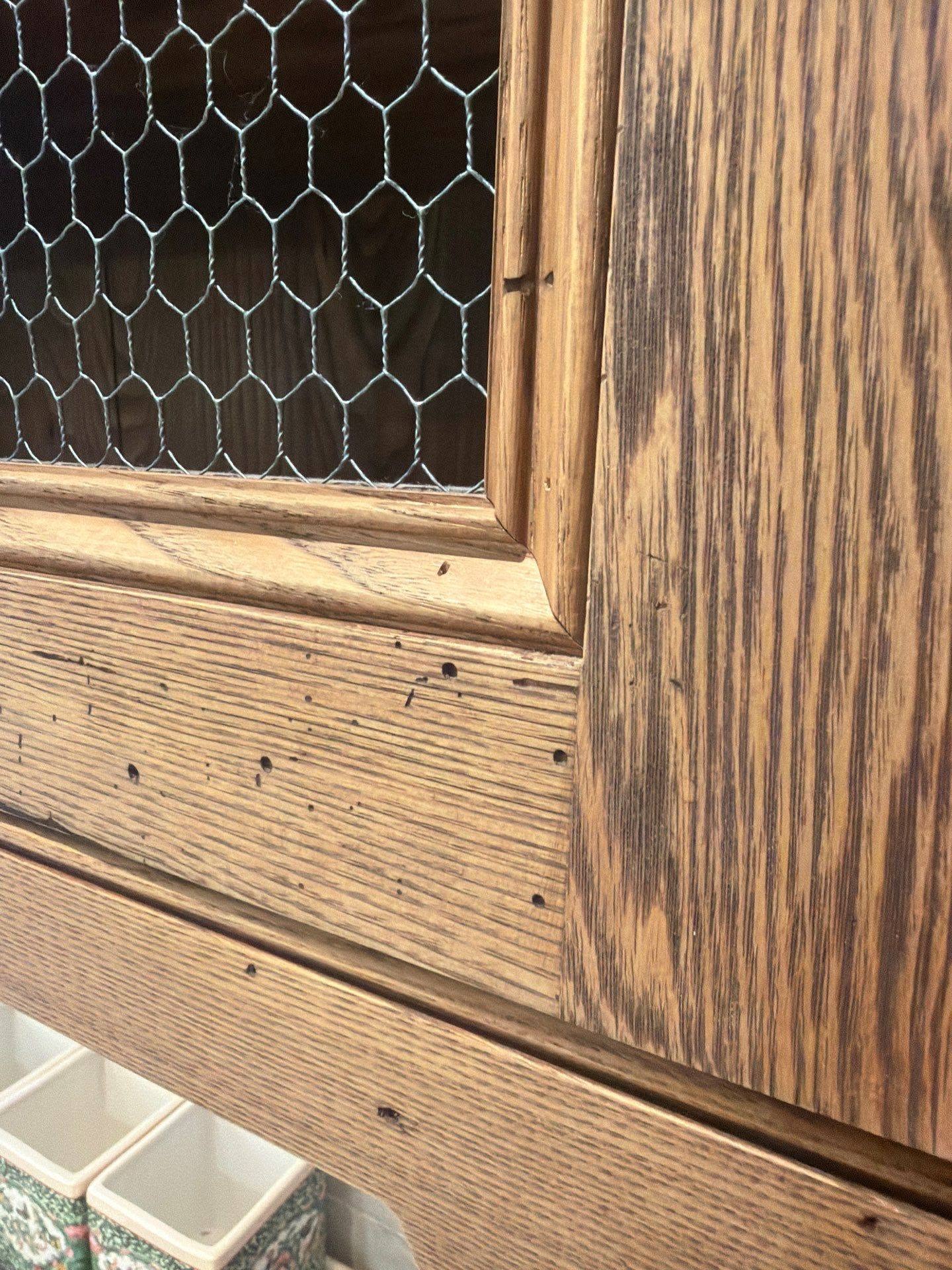 Oak Grain & Cabinet Hardware Detail
