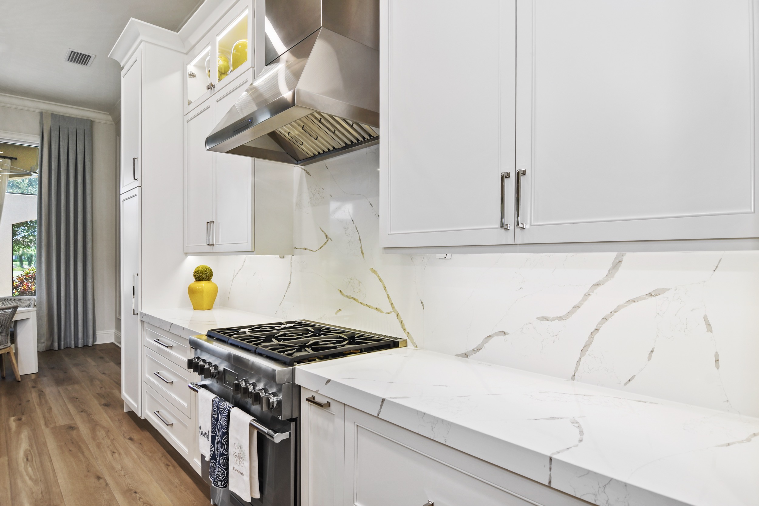 Gourmet Range & Marble Backsplash
