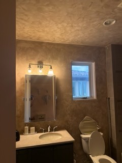 Renovated bathroom with textured walls and modern fixtures by Paint And Remodeling Aguilar
