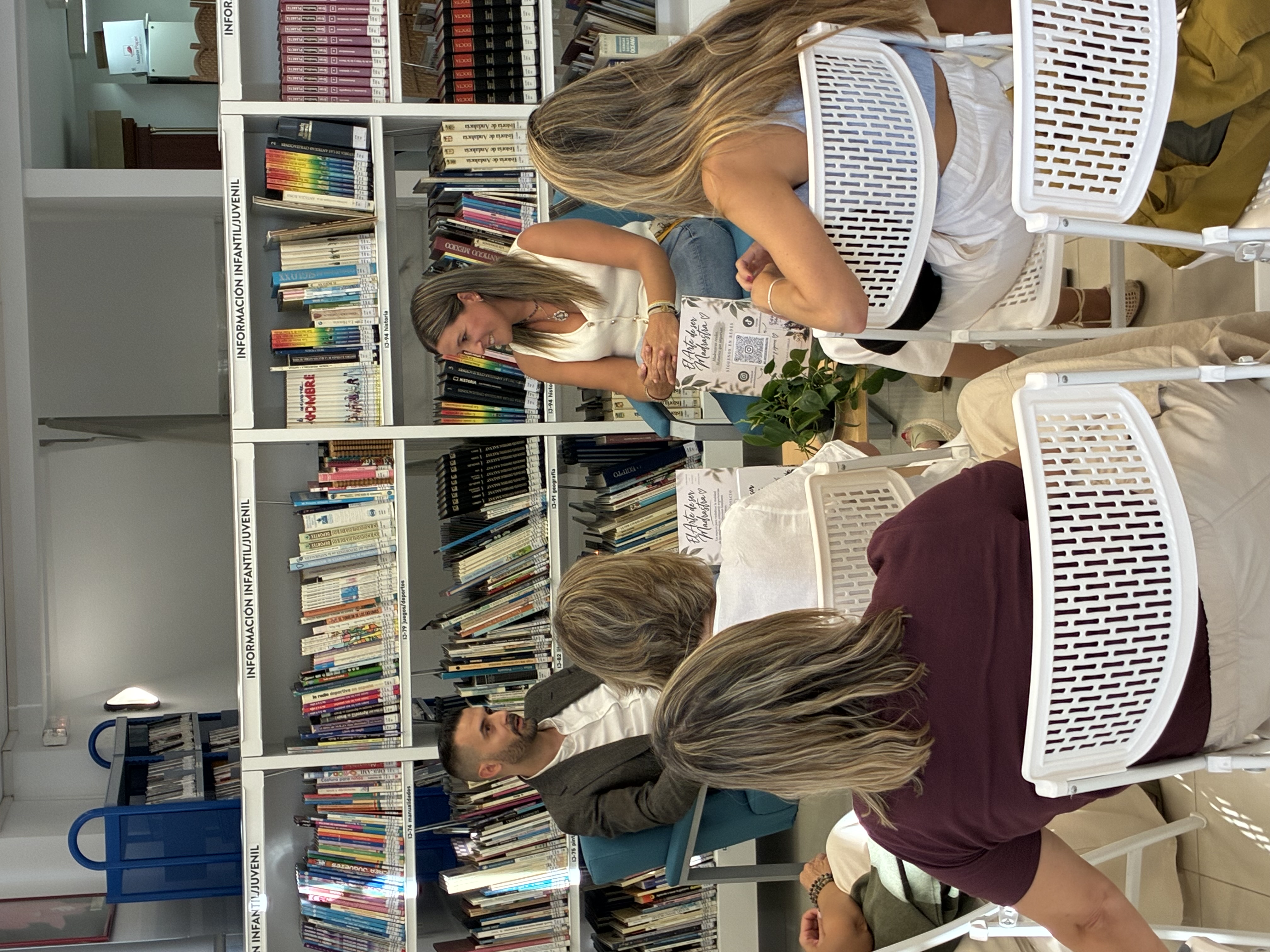 Encuentro y charla con asistentes en la Feria del Libro de Bormujos