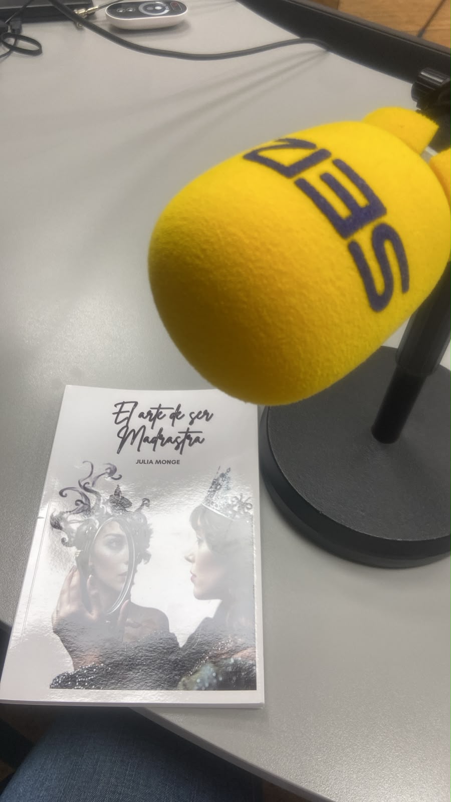 Libro “El Arte de Ser Madrastra” junto al micrófono de Cadena SER durante la entrevista de Rocío Leal
