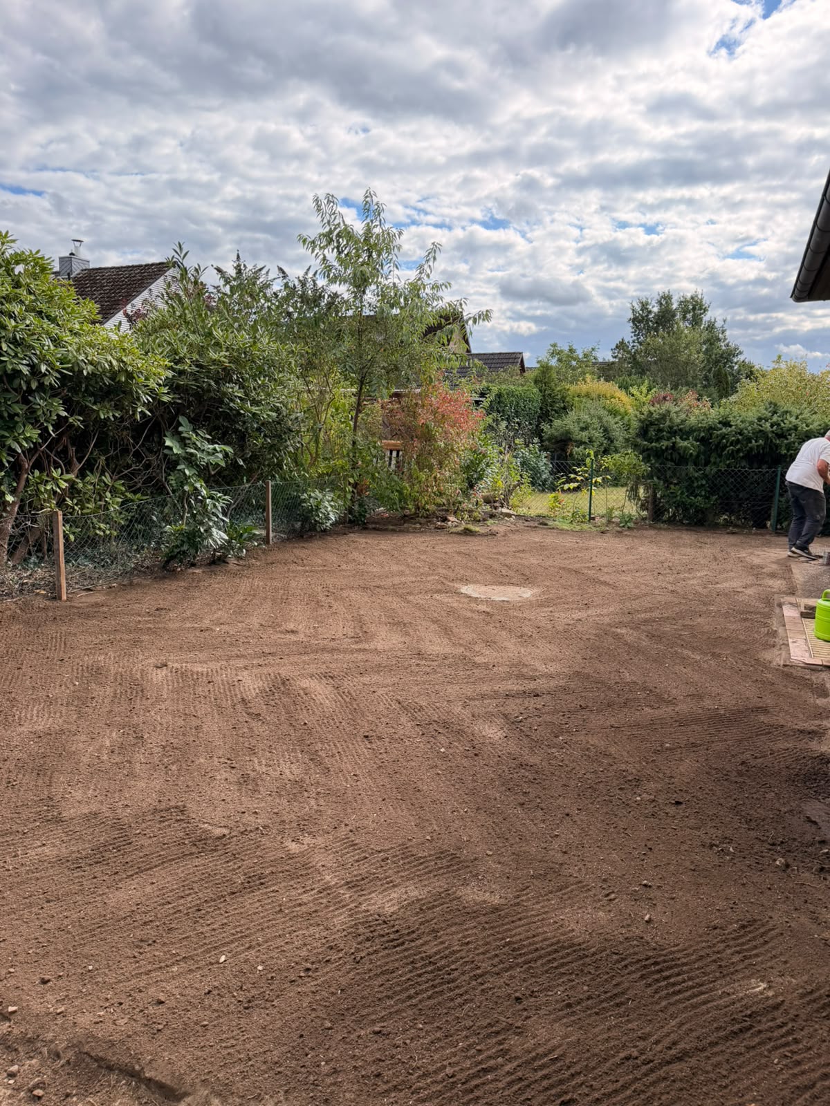 Nachher: Saubere, planierte und vorbereitete Grundstücksfläche für den neuen Rasen nach Zisterneneinbau durch SW Bau UG