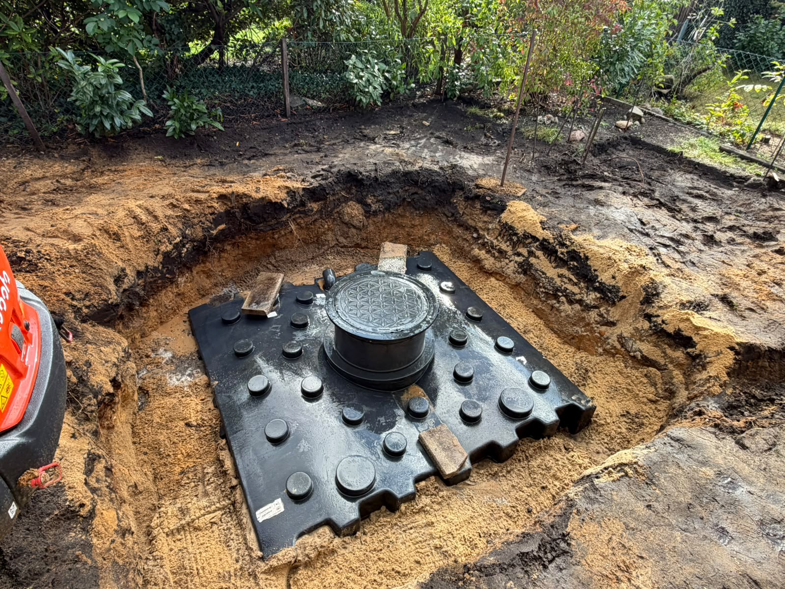 Vorher: Erdarbeiten und Einbau einer Regenwasserzisterne im Garten durch SW Bau UG