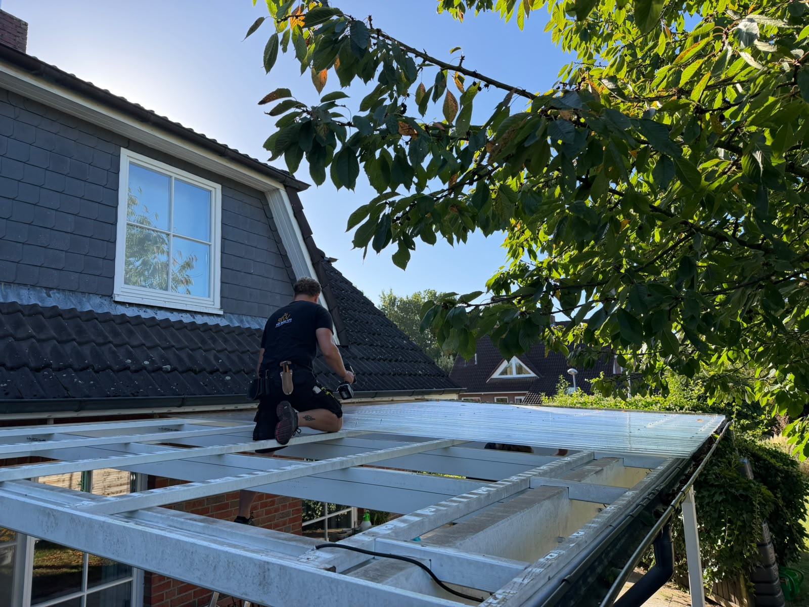 Handwerker von SW Bau UG bei der Montage einer Terrassenüberdachung mit Lichtplatten auf einer Baustelle in Bispingen