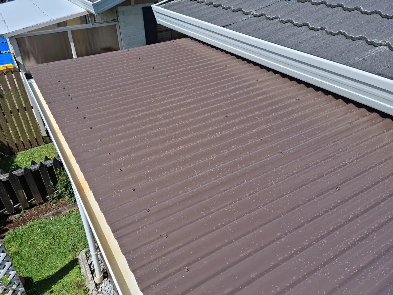 Roofing - Completed sunroom roof iron with correct laps and fixings.