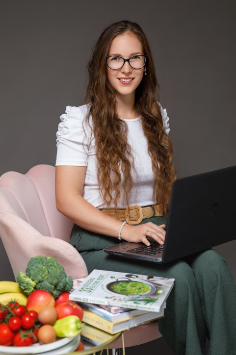 Lengyel-Ortó Eszter dietetikus laptop előtt dolgozva