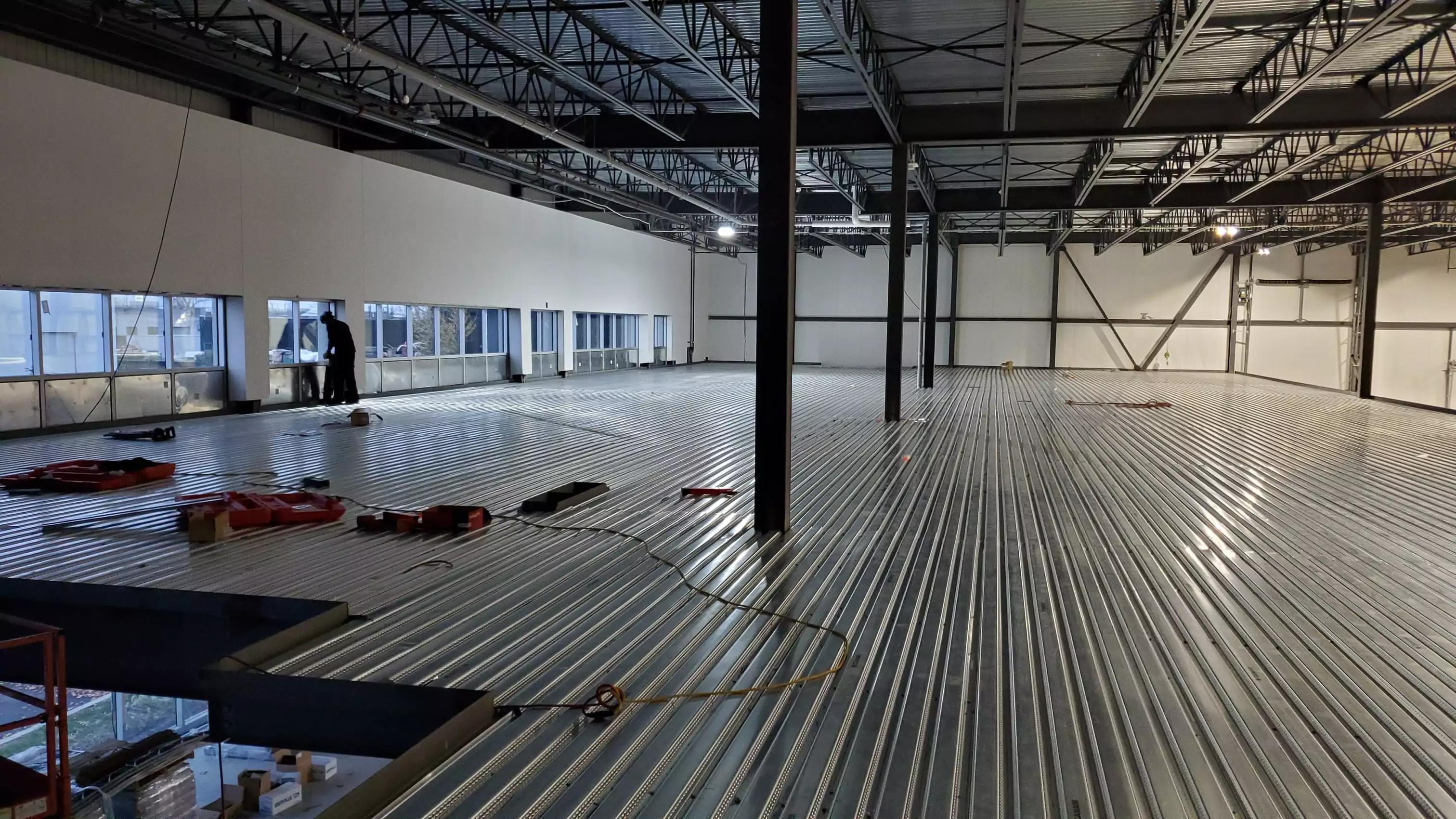 Mezzanine de bureau — espace de travail aménagé