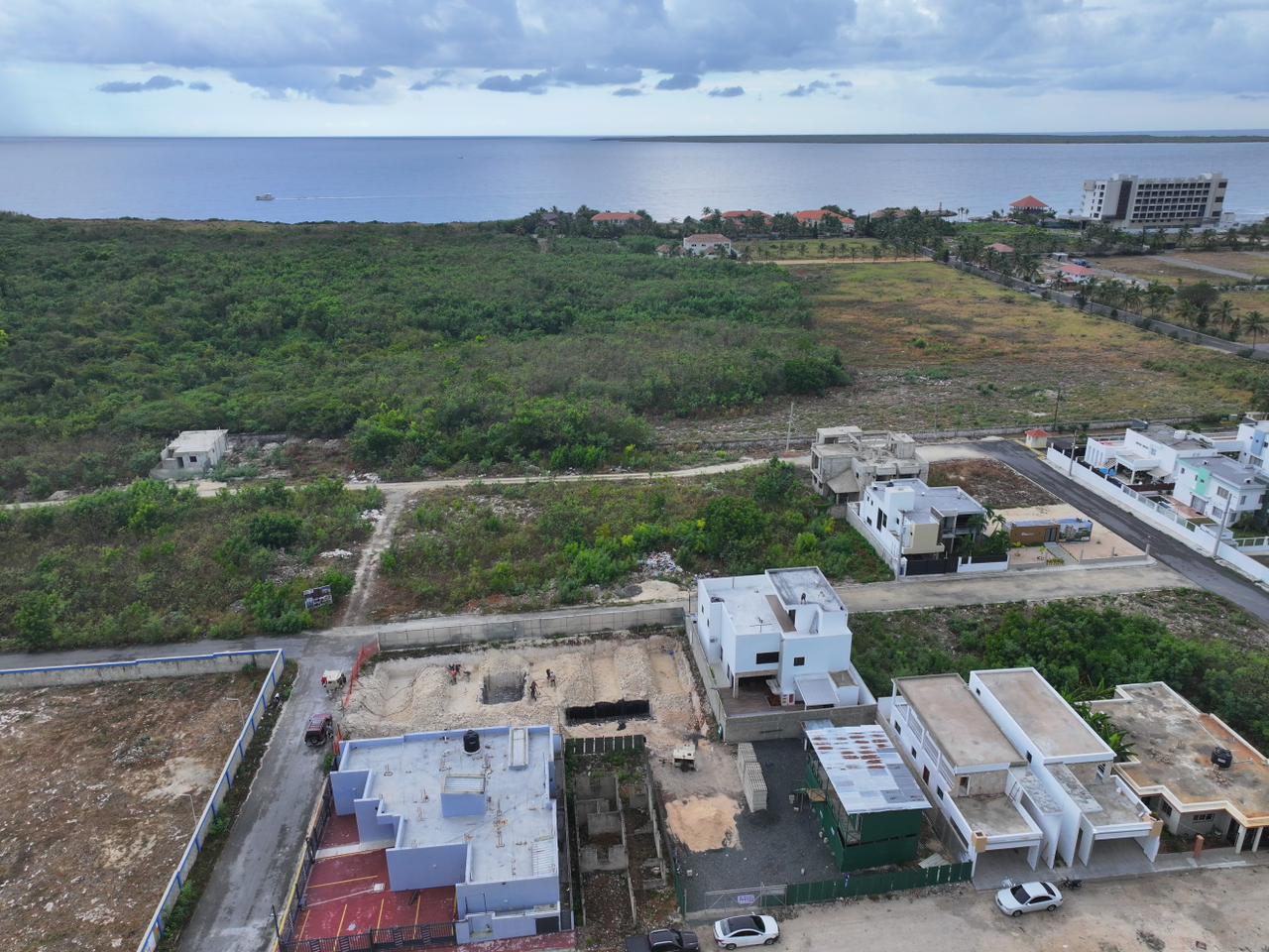 Vista aérea del terreno de Caribbean Bay Building con el mar Caribe al fondo