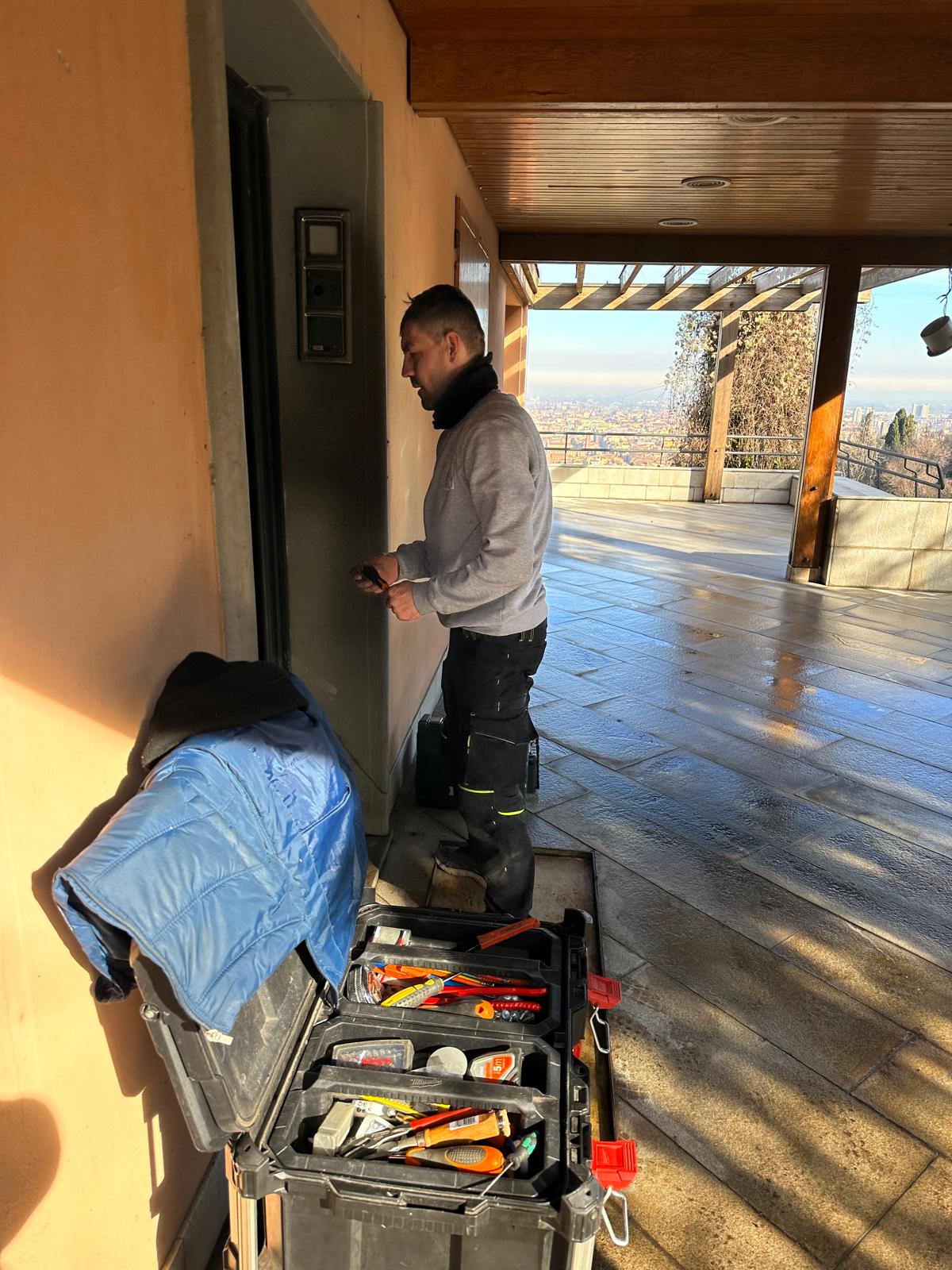 Adrian Danes al lavoro su una serratura a Affi