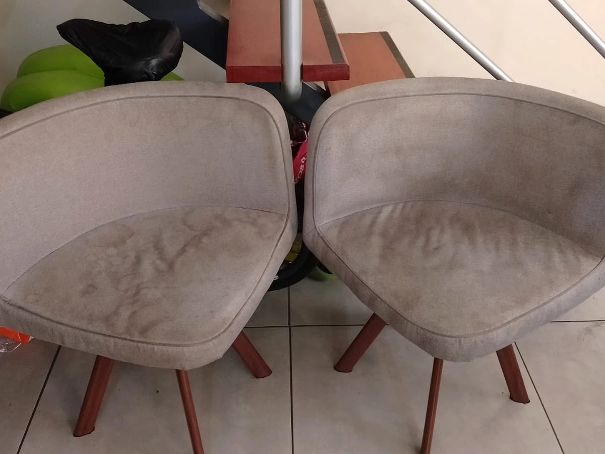 Sillas grises antes del lavado profesional