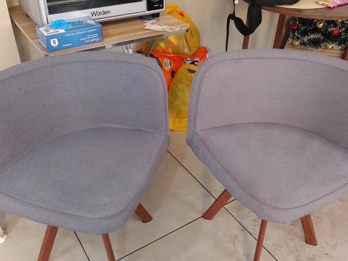 Sillas grises después del lavado profesional